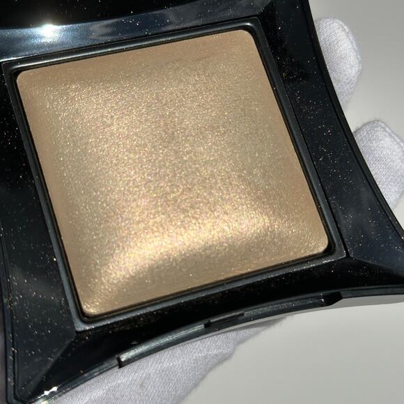 Illamasqua Beyond Powder Highlighter Compact OMG GORGEOUS Beige Gold Champagne7g - Picture 7 of 11